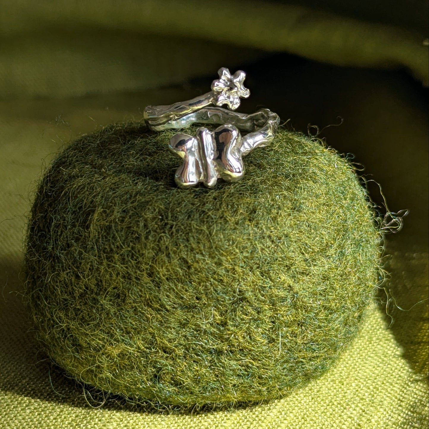 Butterfly with flower ring adjustable to size N-P